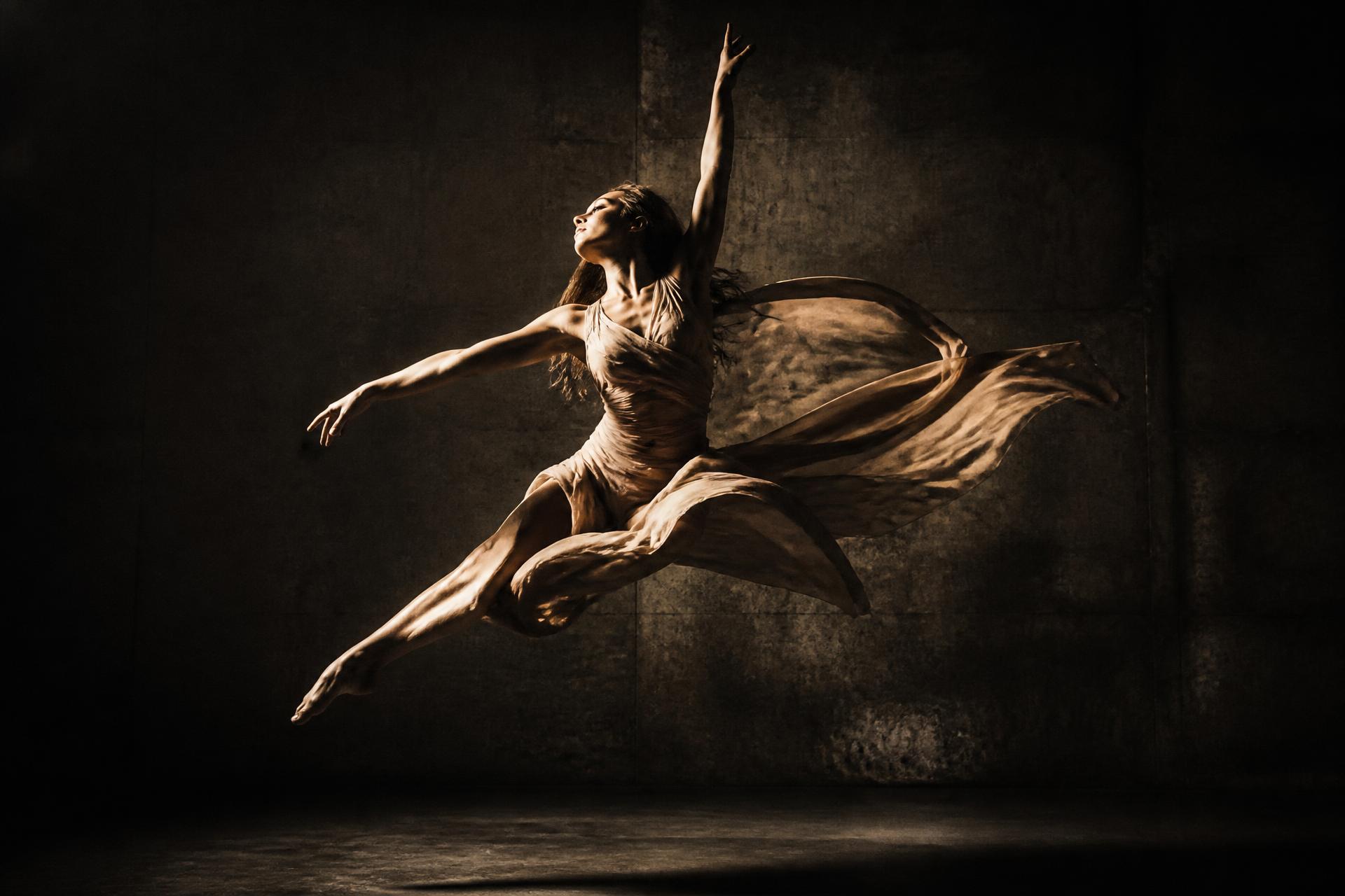 Danzatrice contemporanea in salto durante una lezione a MOVA Dance Studio, Alba Adriatica