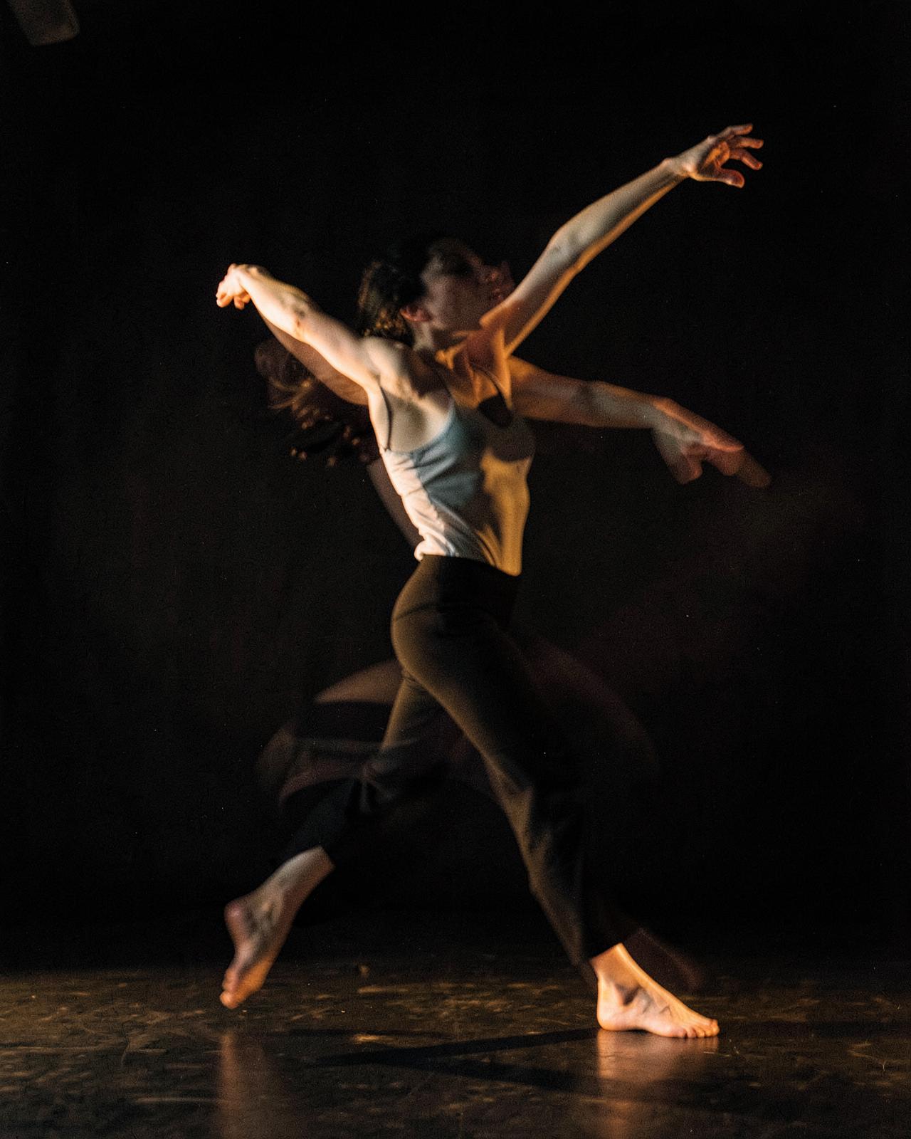 Danzatrice contemporanea in movimento durante una lezione di danza moderna